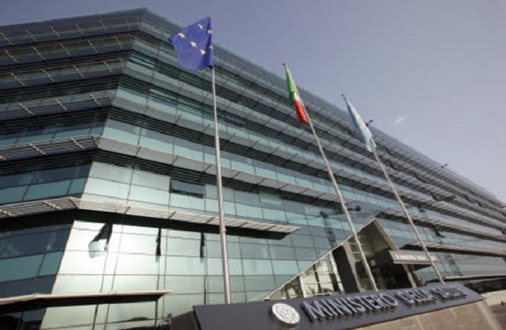 L'allarme del Ministero della Salute: "Non bevete la Soluzione minerale miracolosa" (foto Ansa)