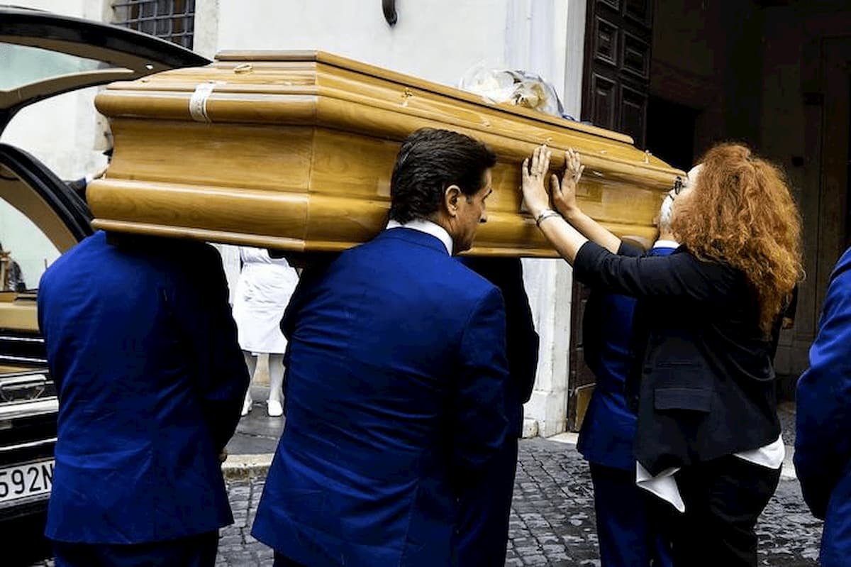 Mario Cerciello Rega, folla alla camera ardente. Domani funerale in diretta su Rai Uno