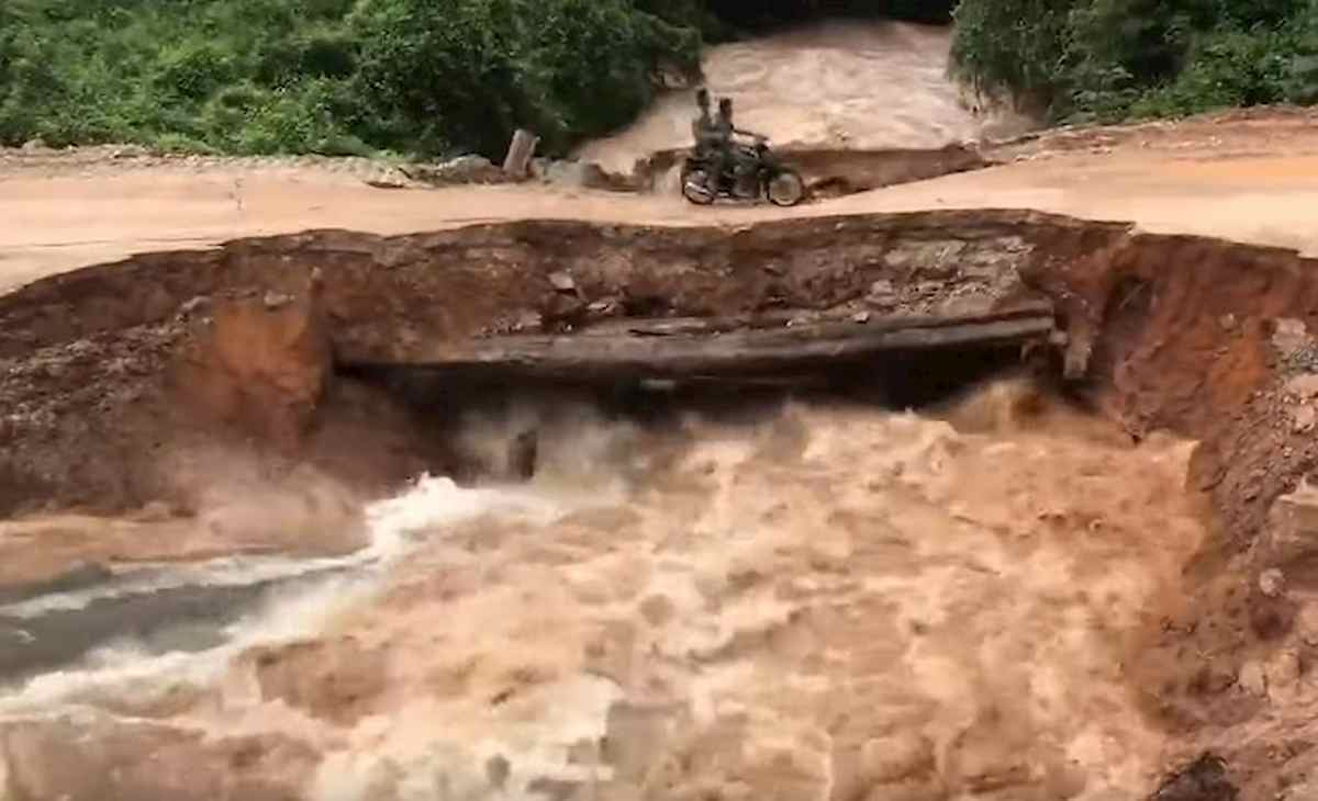 cambogia moto su ponte