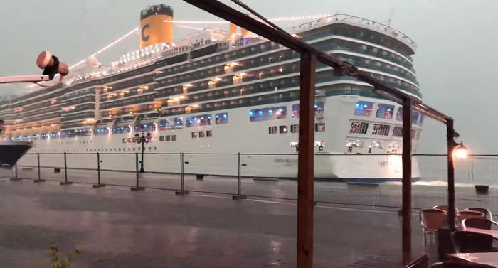 Venezia, un'altra grande nave sfida il temporale. Dai rimorchiatori: "Questi sono imbecilli..."