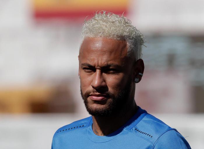 Neymar torna a Parigi, ma è giallo in Brasile: l'intervista che doveva rivelare il suo futuro è stata... rubata