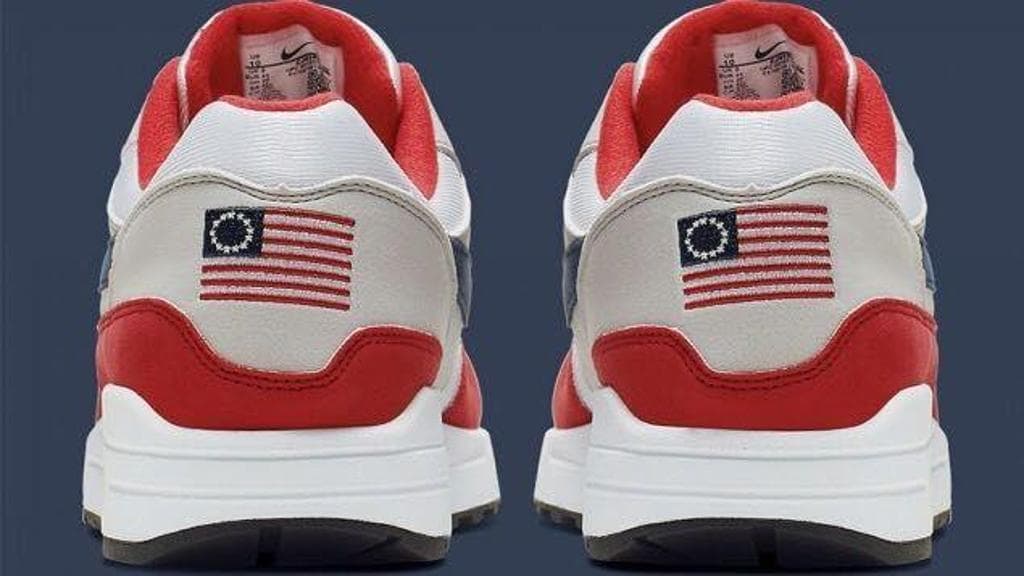 Nike, bandiera schiavista sulle sneaker per il 4 luglio, è bufera. Costretta al ritiro