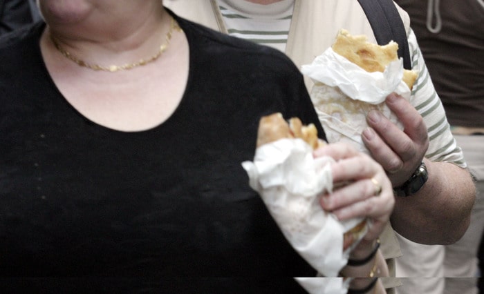 Fame per 820 milioni di persone, sovrappeso e obesità per 2 mld. Junk food ne uccide di più