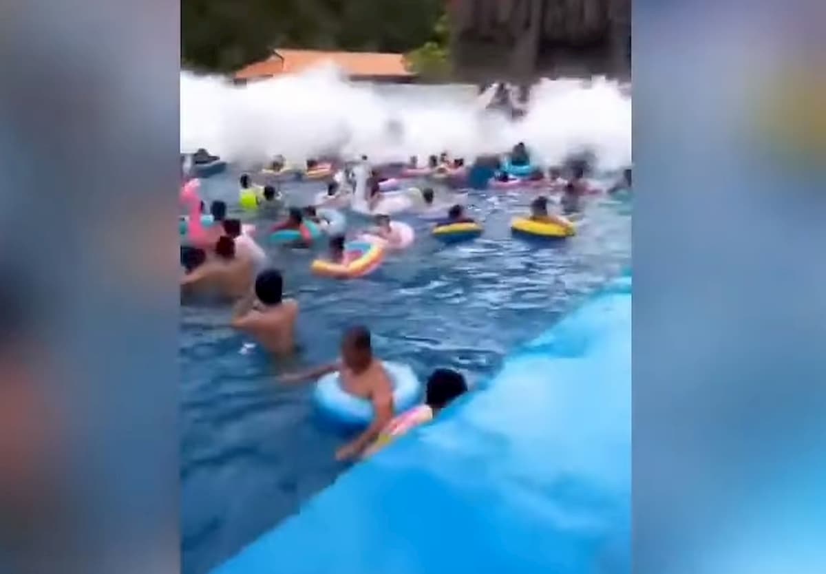 YOUTUBE Onda anomala travolge i bagnanti al parco acquatico: 44 feriti