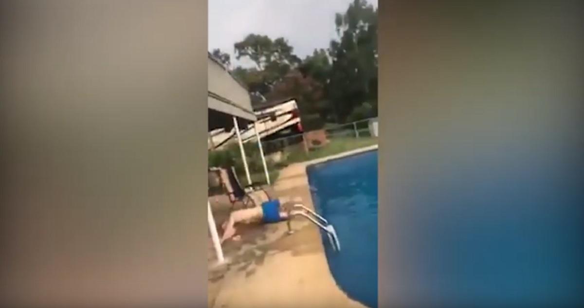 lancio nella piscina dal balcone