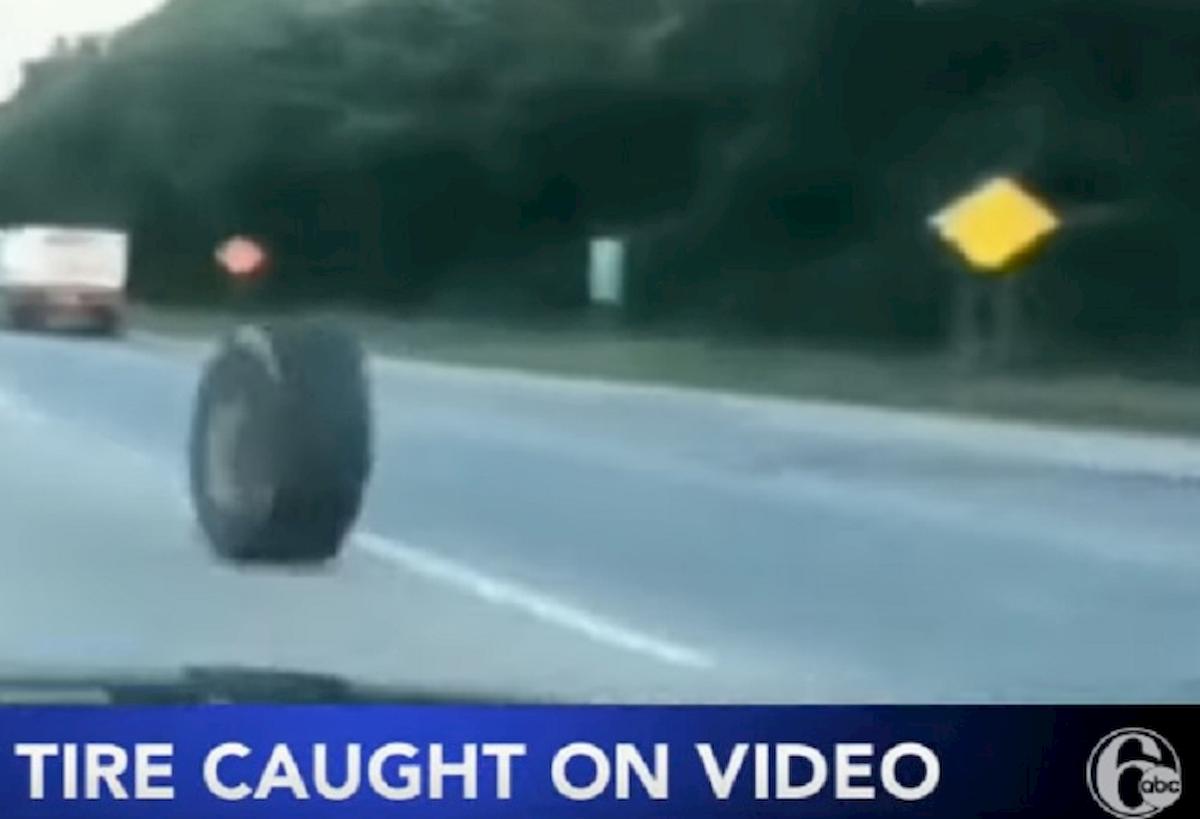 lo pneumatico rotola sull'autostrada