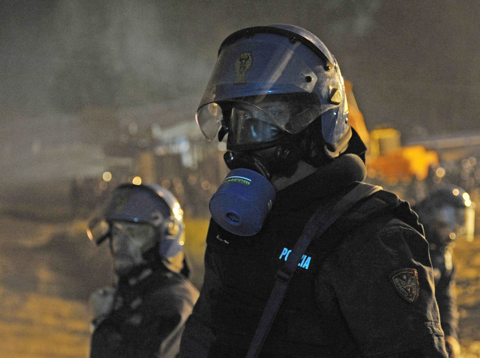 No Tav attacco al cantiere e razzi contro le forze dell'ordine