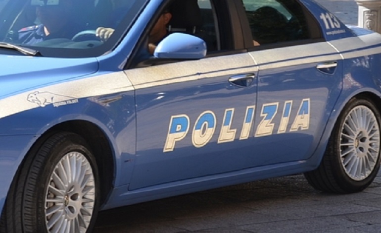 Napoli, pitbull aggredisce agenti. Poliziotti sparano e poi salvano il cane (foto d'archivio Ansa)