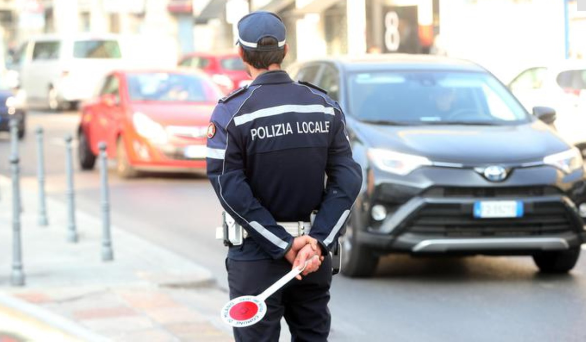 Vigile investito da auto all'alt