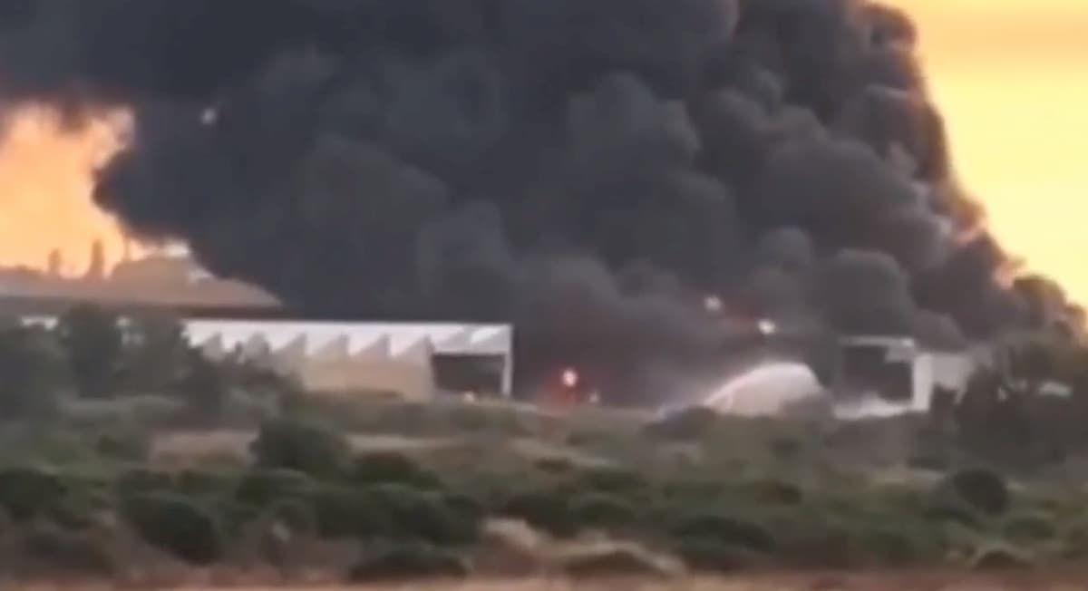 Porto Torres, incendio in ex fabbrica vernici. Rischio inquinamento dai gas tossici. Appello ai cittadini: "Non uscite di casa"