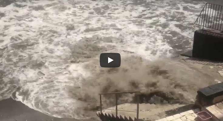 Posillipo, scoppia la fognatura: cascata di melma e fango finisce in mare VIDEO