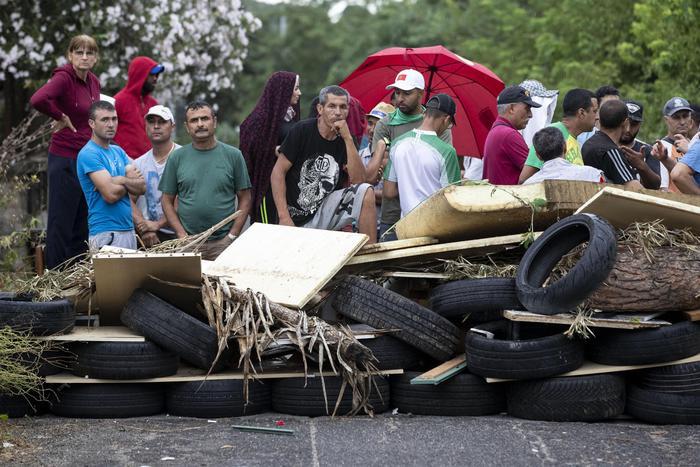 Roma, sgombero ex scuola di Primavalle: palazzo assediato, lancio di oggetti, roghi di rifiuti