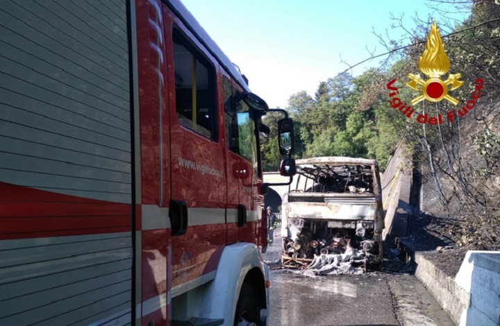 A1, pullman prende fuoco tra Calenzano e Direttissima: nessun ferito
