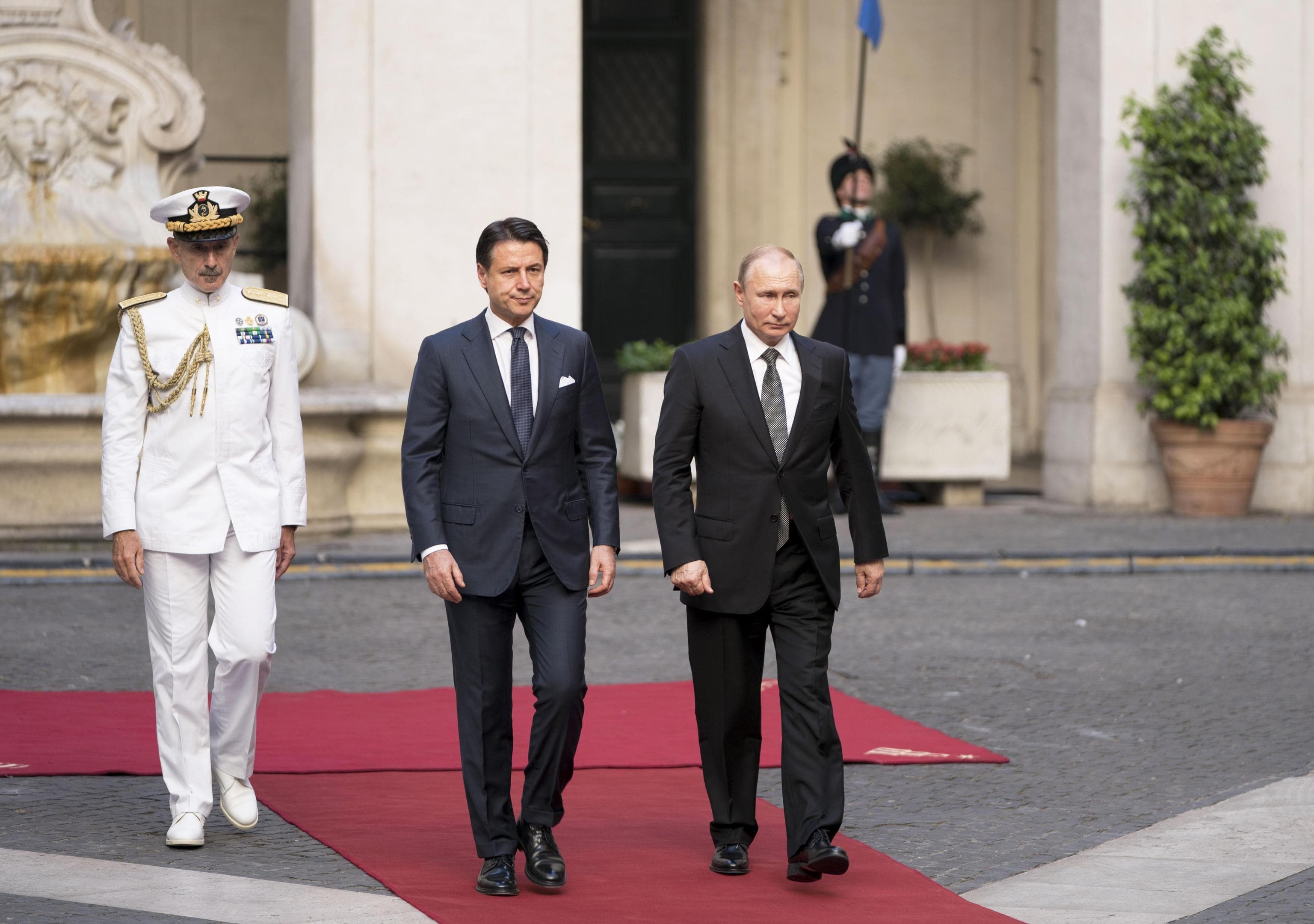 Putin a Palazzo Chigi, Conte gli indica dove fermarsi per il saluto alla bandiera VIDEO