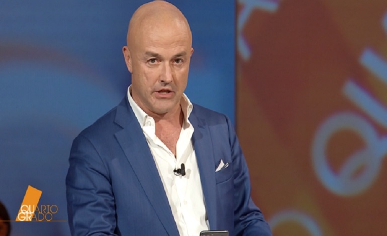 Gianluigi Nuzzi legge le prime parole di Sara Calzolaio dopo la condanna di Antonio Logli in Cassazione