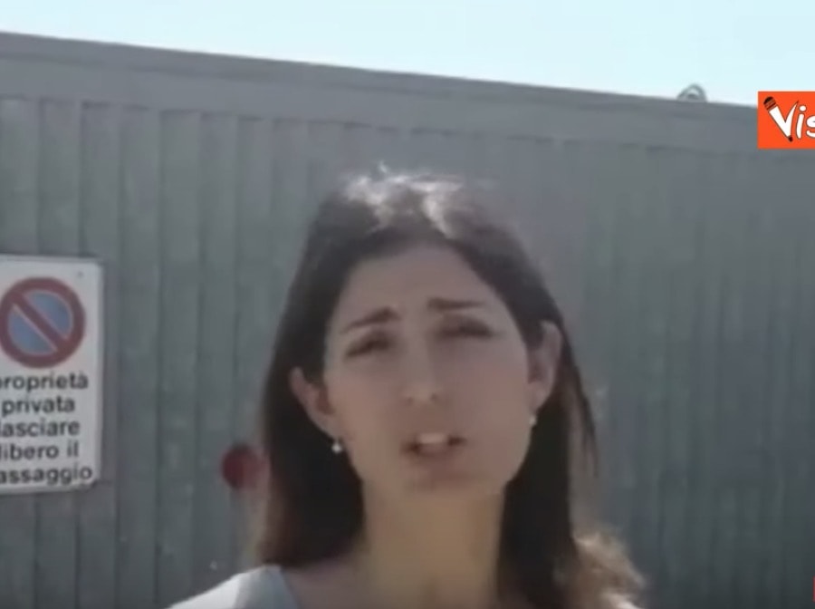 Rifiuti, Virginia Raggi gaffe: video contro Zingaretti girato davanti all'impianto sbagliato VIDEO
