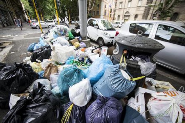 A Roma i turisti fotografano... i rifiuti: "Speravamo non fosse vero" (foto Ansa)