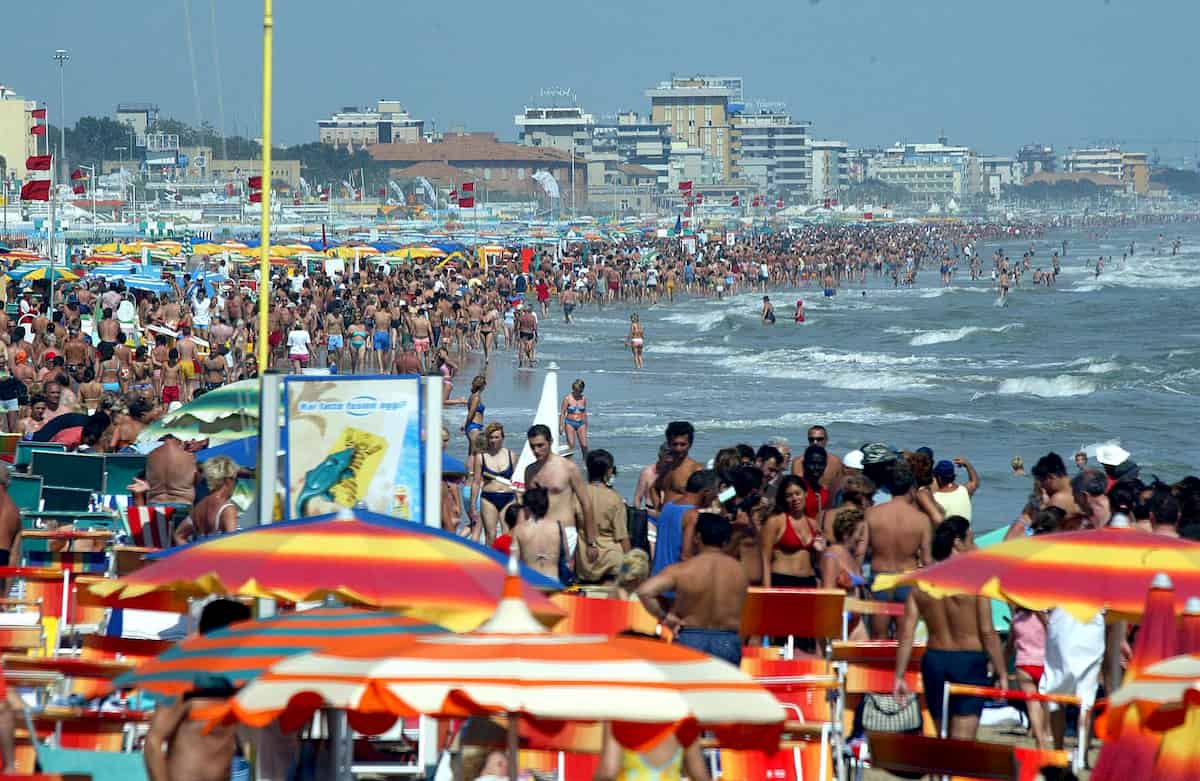 Rimini, escherichia coli in mare: vietato fare il bagno lungo il litorale. Ecco le spiagge "proibite"