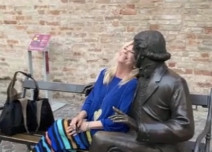 Rita Dalla Chiesa e la foto con Giuseppe Verdi: "Mi sono fidanzata, ma non vuole cambiare finale Traviata"