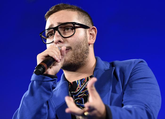 Rocco Hunt si sfoga coi fan: "Vogliono privarmi della mia libertà, mollo tutto"