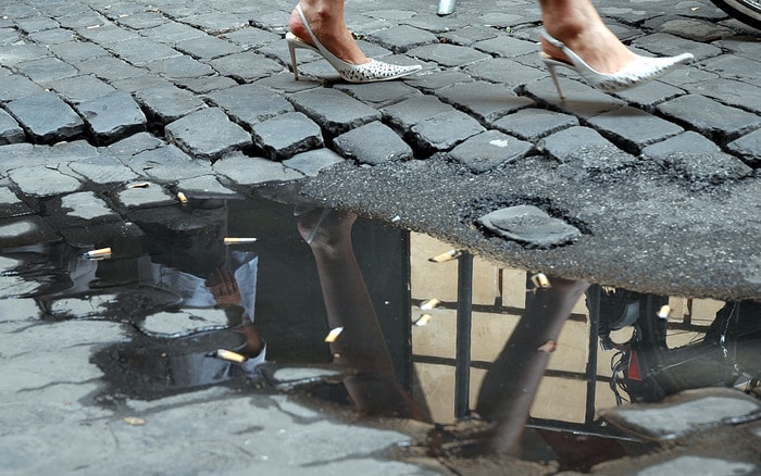 Roma, sampietrini in vendita come souvenir. Con il logo del Comune