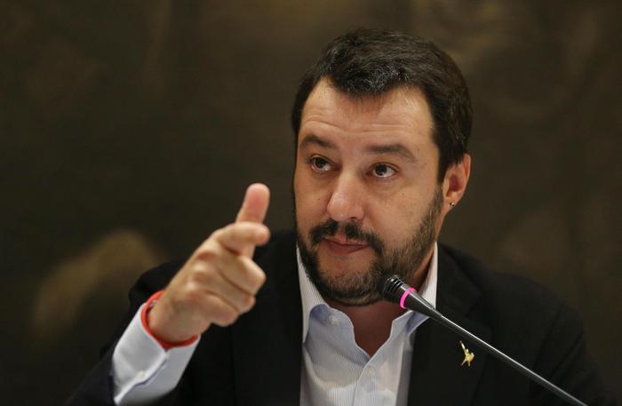 Matteo Salvini dimettiti per i fondi russi! Ecco 8 perché. Turani: in un altro Paese...