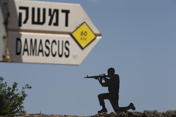 Israele bombarda obiettivi iraniani in Siria tra Damasco e Homs: 16 morti, di cui sei civili