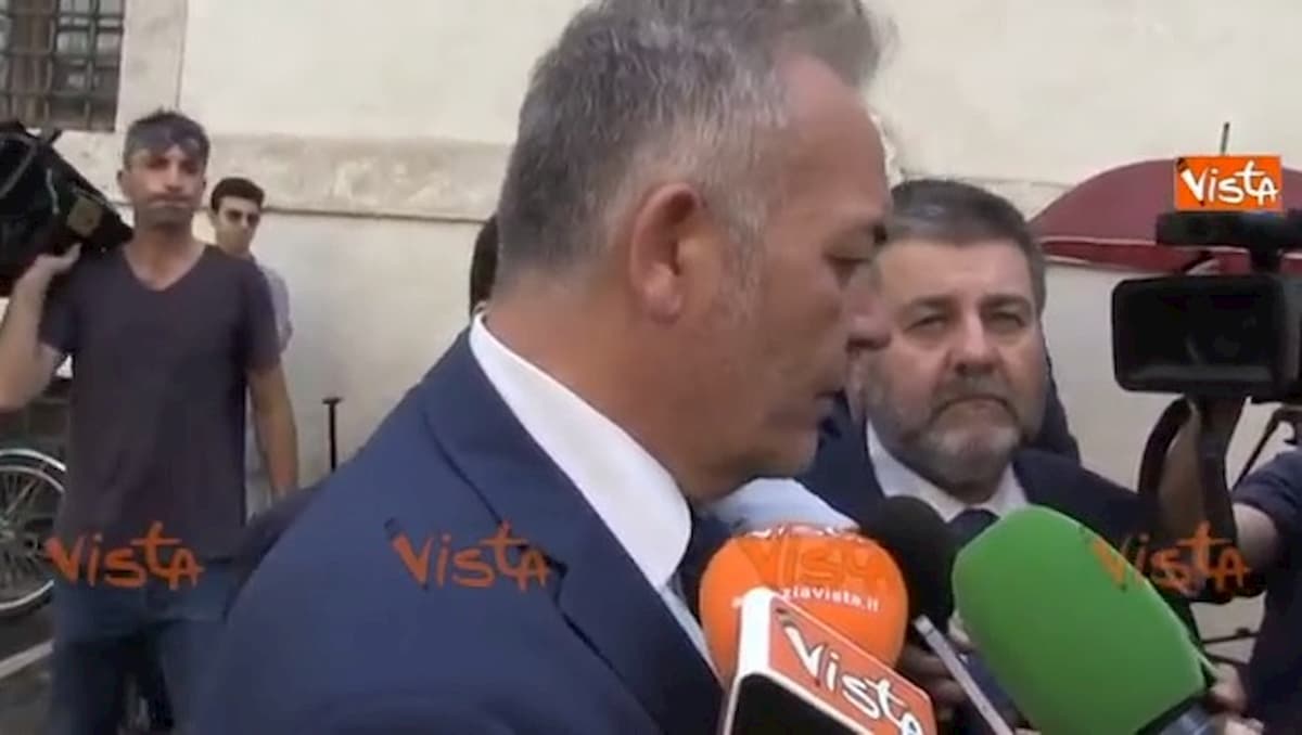 Mario Cerciello Rega, il sindaco di Somma Vesuviana alla camera ardente: "Chi lo ucciso è un animale"