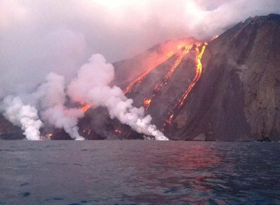 Stromboli, esplosioni dal cratere del vulcano. Turisti in fuga VIDEO