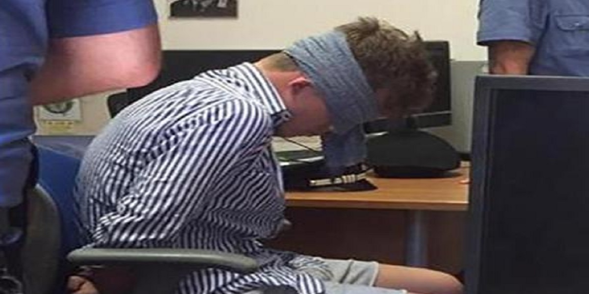 La foto dello studente americano bendato