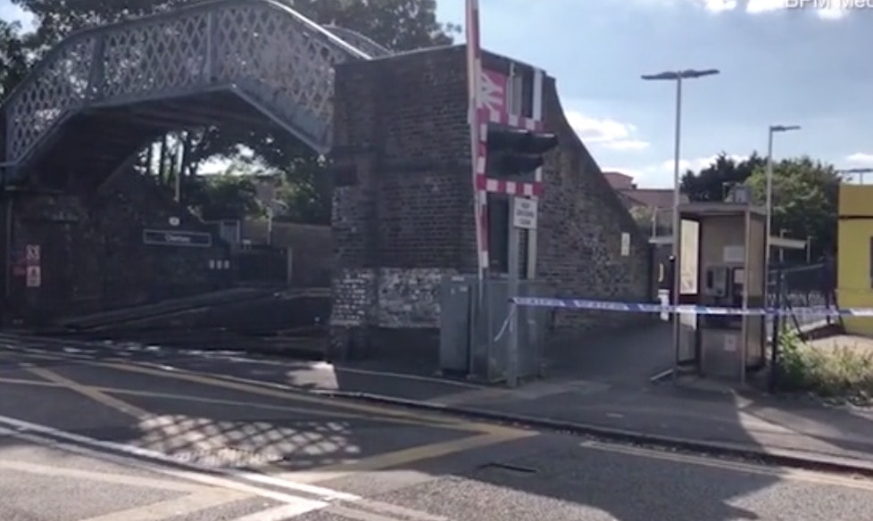 Gran Bretagna, 14enne bullizzato si getta sotto al treno davanti ai compagni all'uscita da scuola