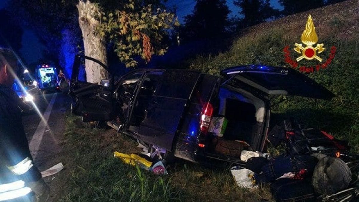 Susegana, van esce di strada e si schianta contro un platano