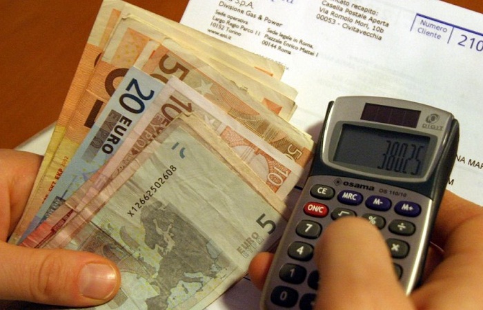 Luce, telefoni, hotel: da luglio aumenti a raffica delle tariffe