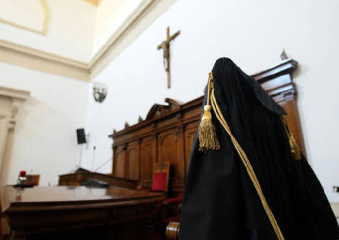 Bibbiano, si alleggerisce la posizione dello psicoterapeuta Claudio Foti