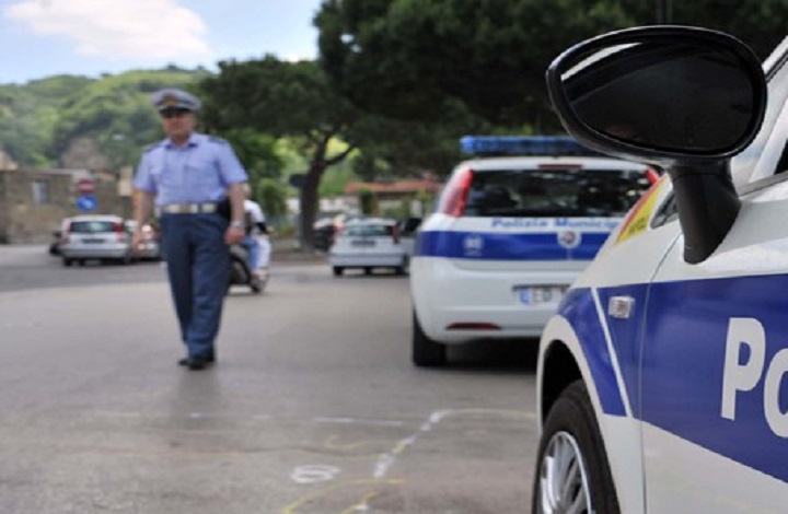 Torino, vede la Municipale e... inizia a bucare le gomme dell'auto (foto d'archivio Ansa)