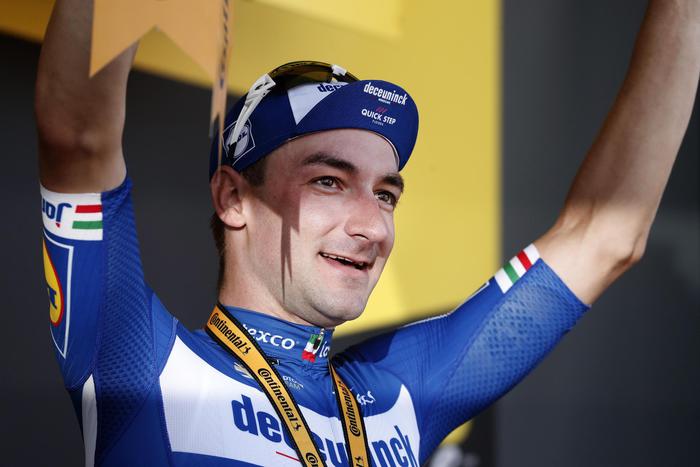 Tour, Elia Viviani trionfa in volata nella quarta tappa: "Vittoria che mi mancava"