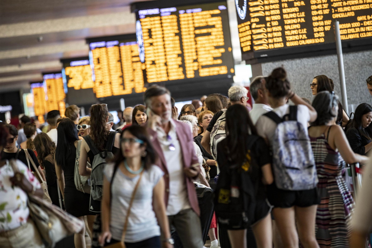 Treni, traffico in caos: ritardi in stazione