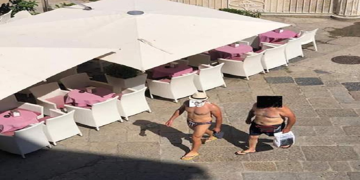 Persone in costume per strada