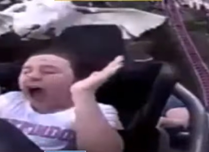 La ragazza colpita al volto dall'uccello