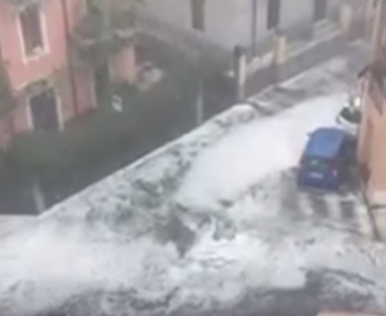 Verona, grandine come neve a luglio: la città imbiancata VIDEO