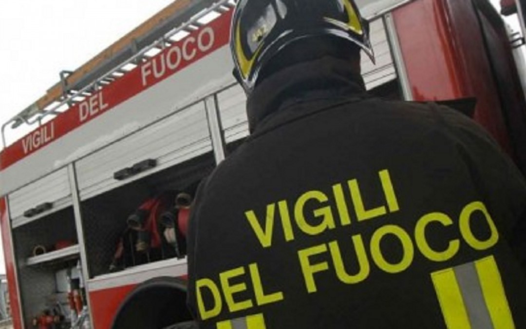 Incendio magazzino giocattoli Napoli