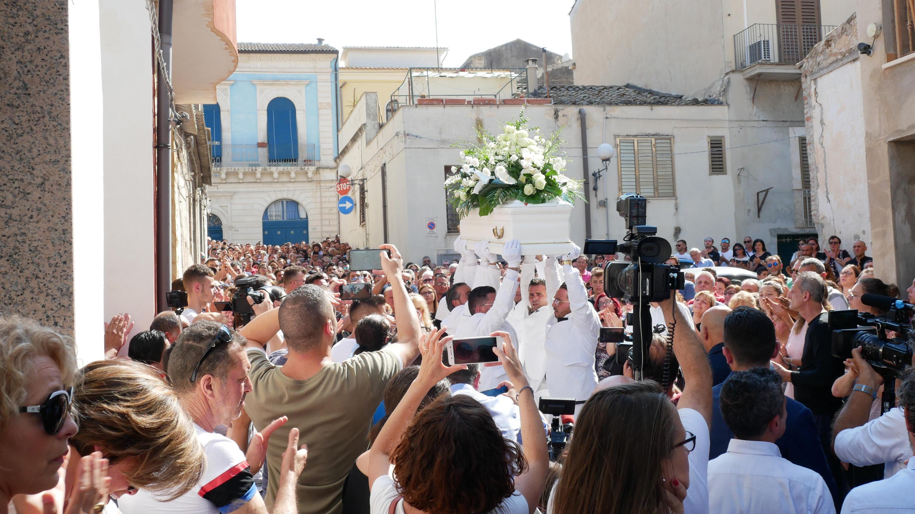 Folla funerali Simone D'Antonio a Vittoria