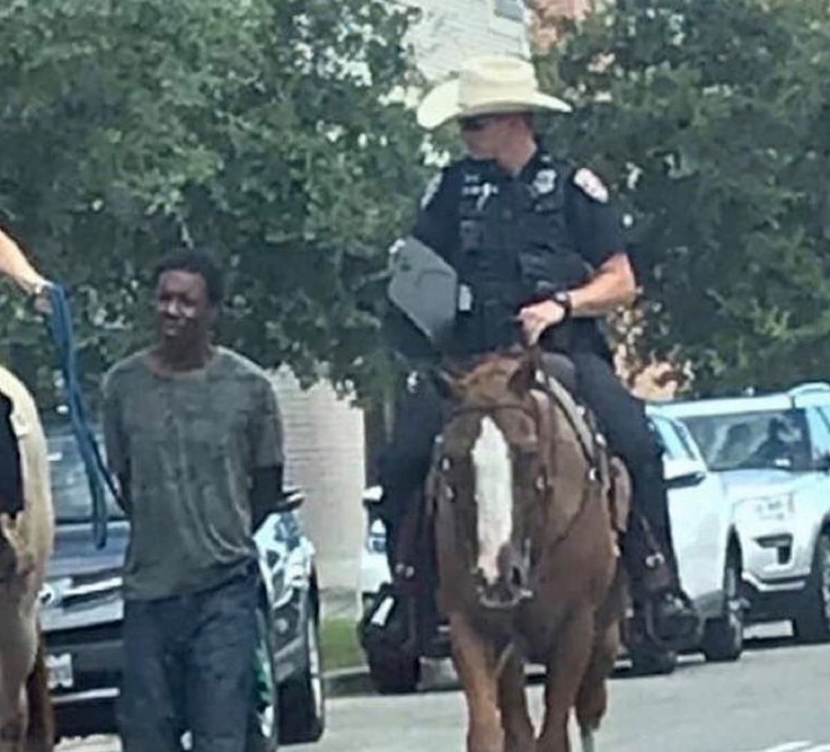 Poliziotti a cavallo trascinano un uomo nero al guinzaglio: Stati Uniti, Texas, 2019
