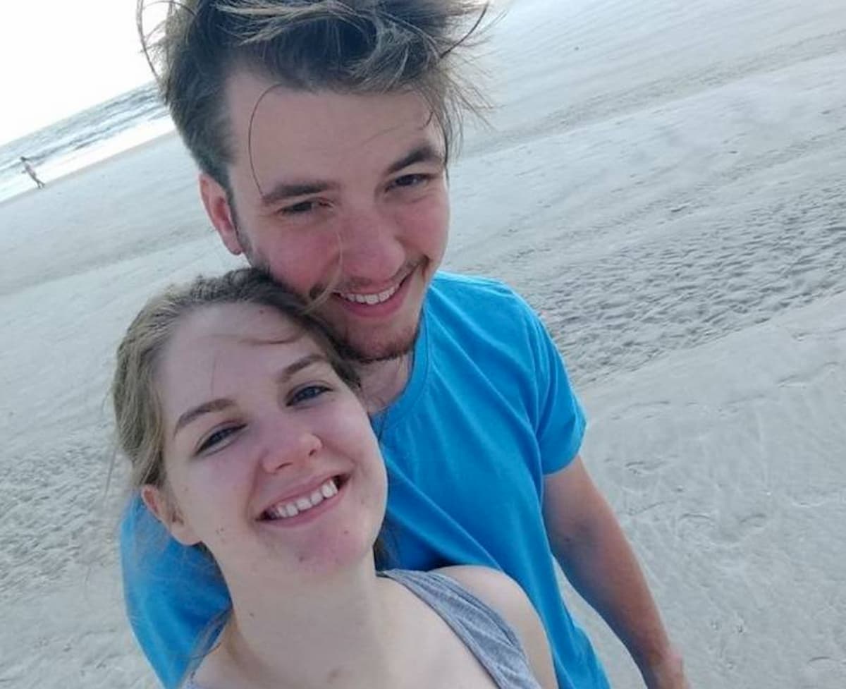 Si tuffa per un bagno ma la corrente lo trascina via: 22enne muore in luna di miele