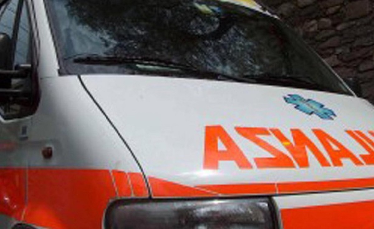 Un'ambulanza, foto Ansa