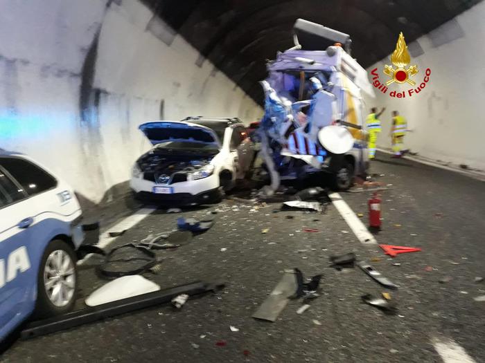 Chiavari, Tir travolge 2 poliziotti della Stradale e un addetto di Autostrade sulla A12