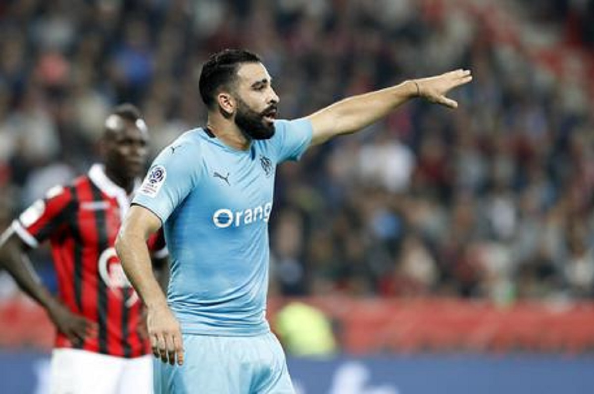 Adil Rami licenziato dal Marsiglia: infortunato, ma era in tv