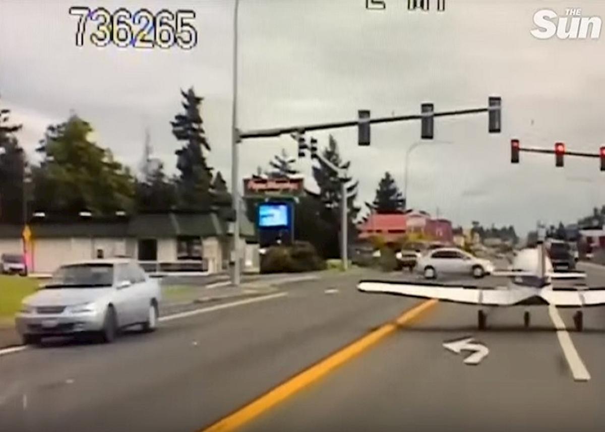 aereo costretto ad atterrare sulla strada