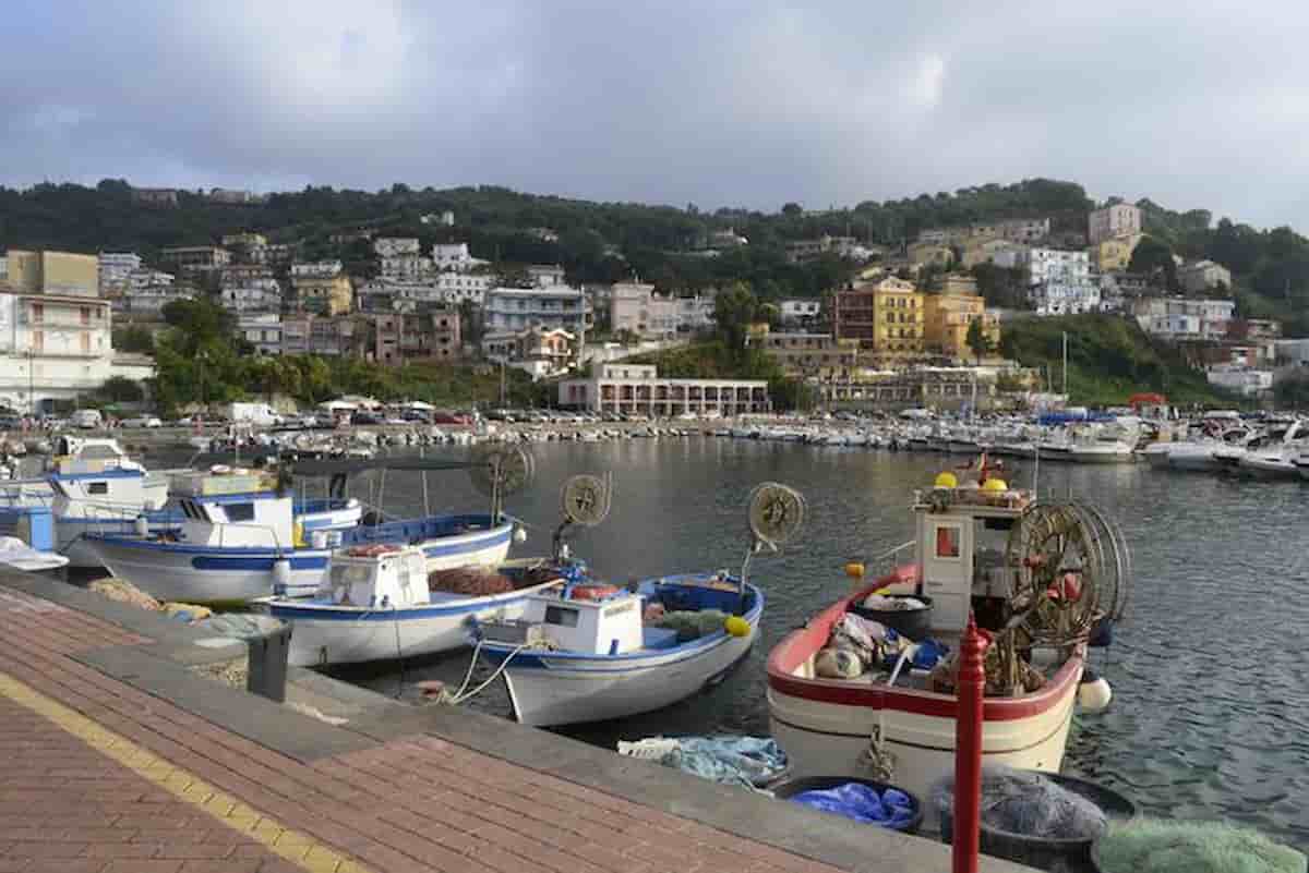 Agropoli (Salerno): un uomo gira senza maglietta per il centro, multa di 250 euro