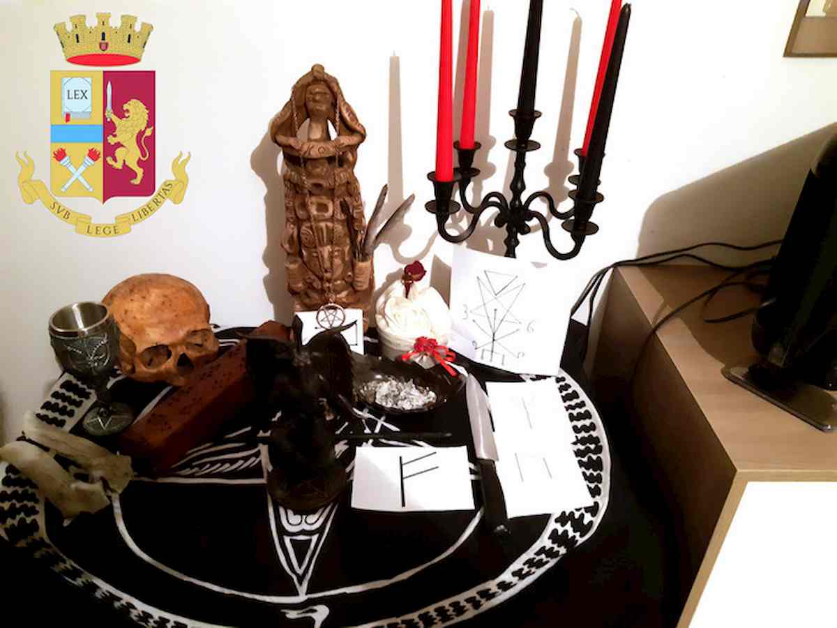 Piacenza, altare in casa con teschio umano e rune celtiche: 3 persone denunciate